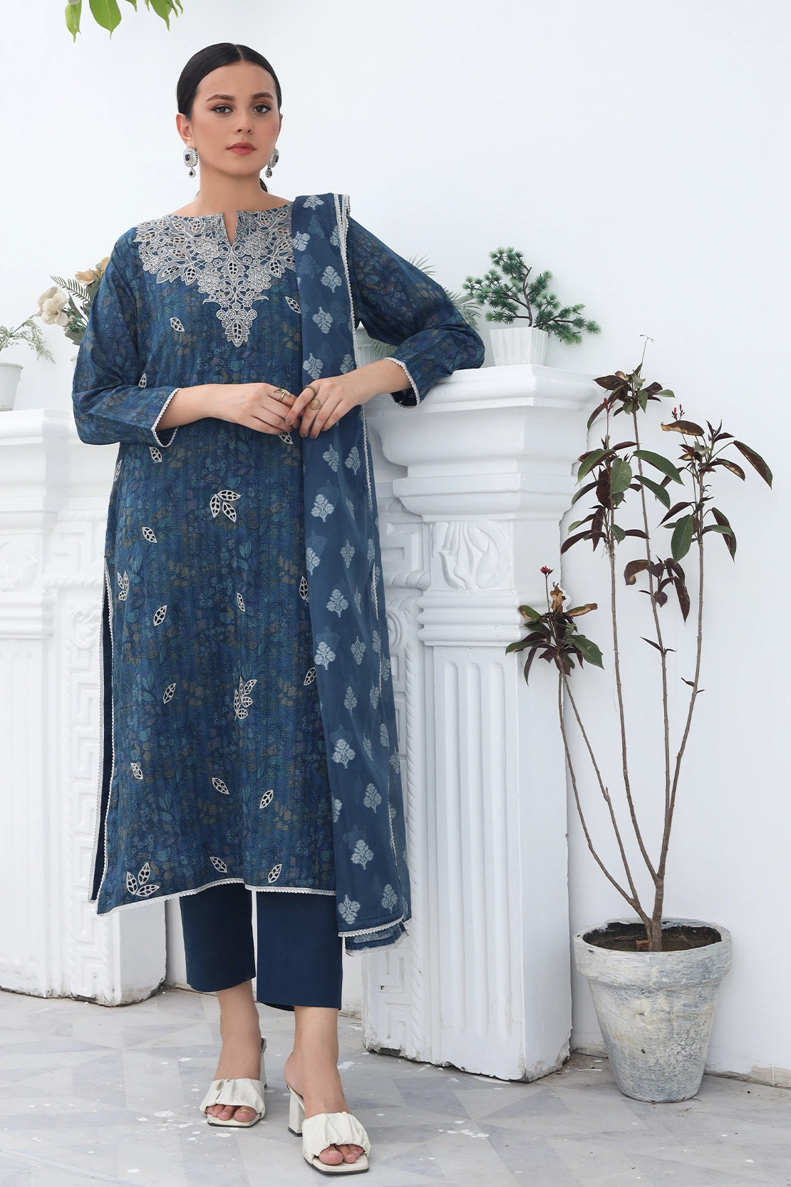 3 Piece - Embroidered Lawn - 8932