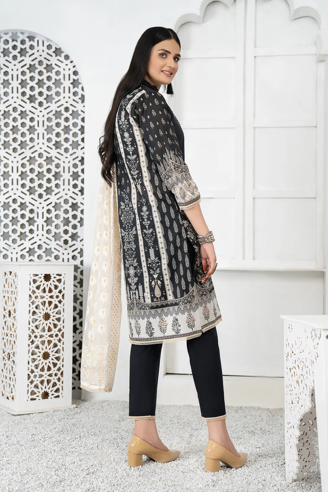 3 Piece – Embroidered Lawn – 6746
