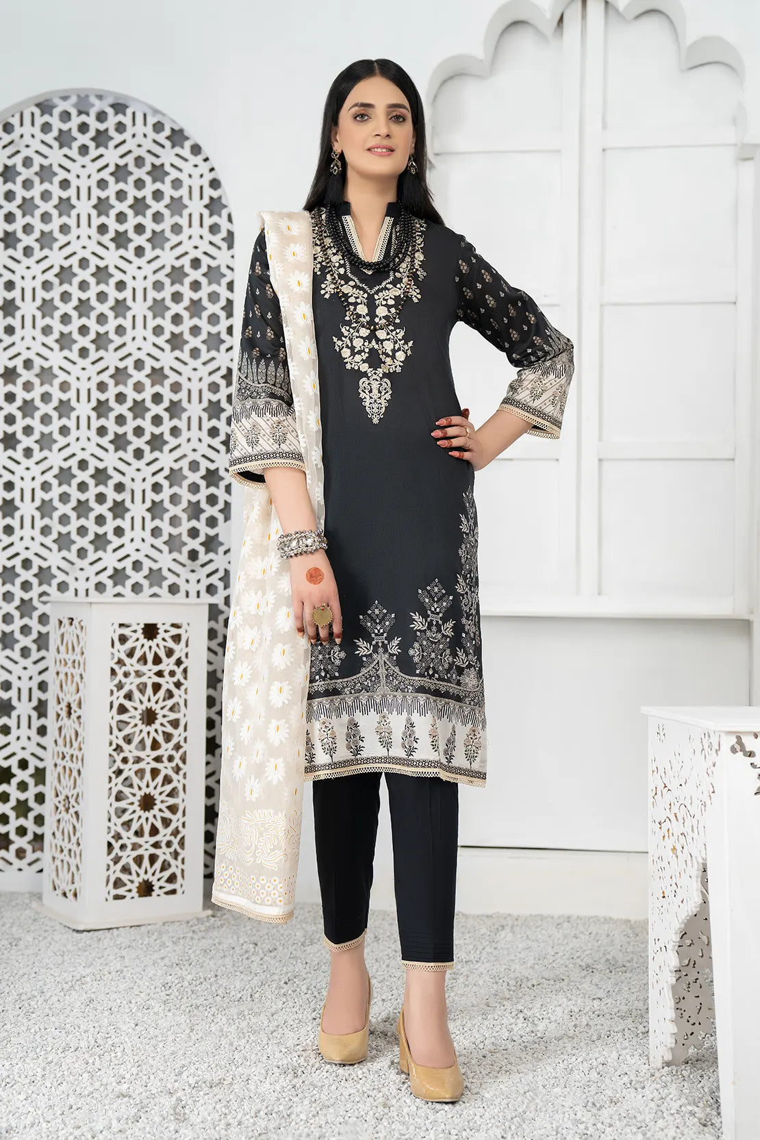 3 Piece – Embroidered Lawn – 6746