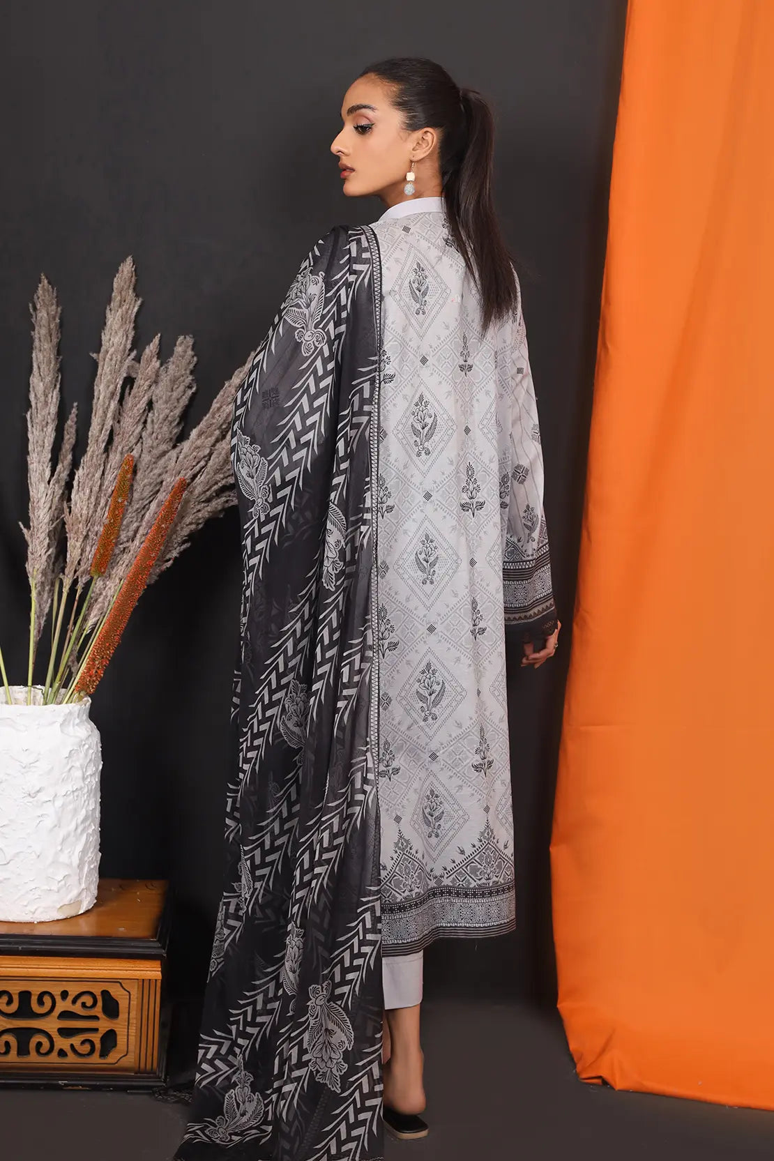 3 Piece - Embroidered Lawn - 8140
