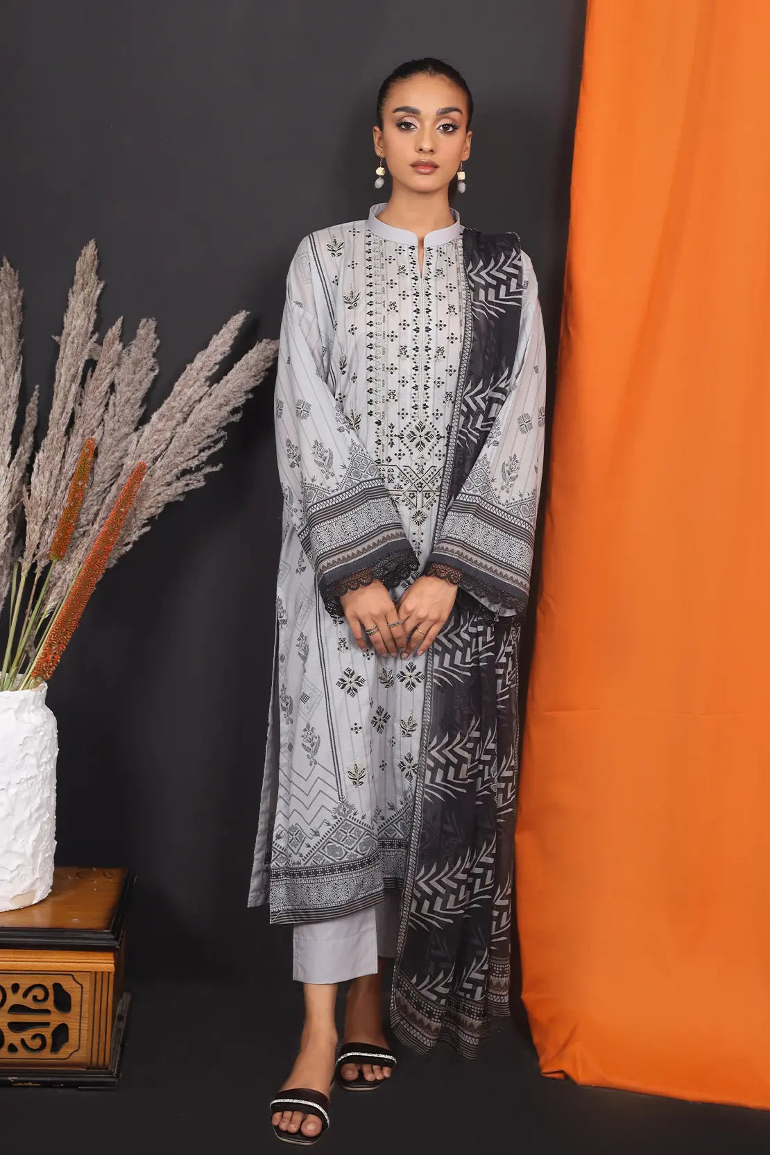 3 Piece - Embroidered Lawn - 8140