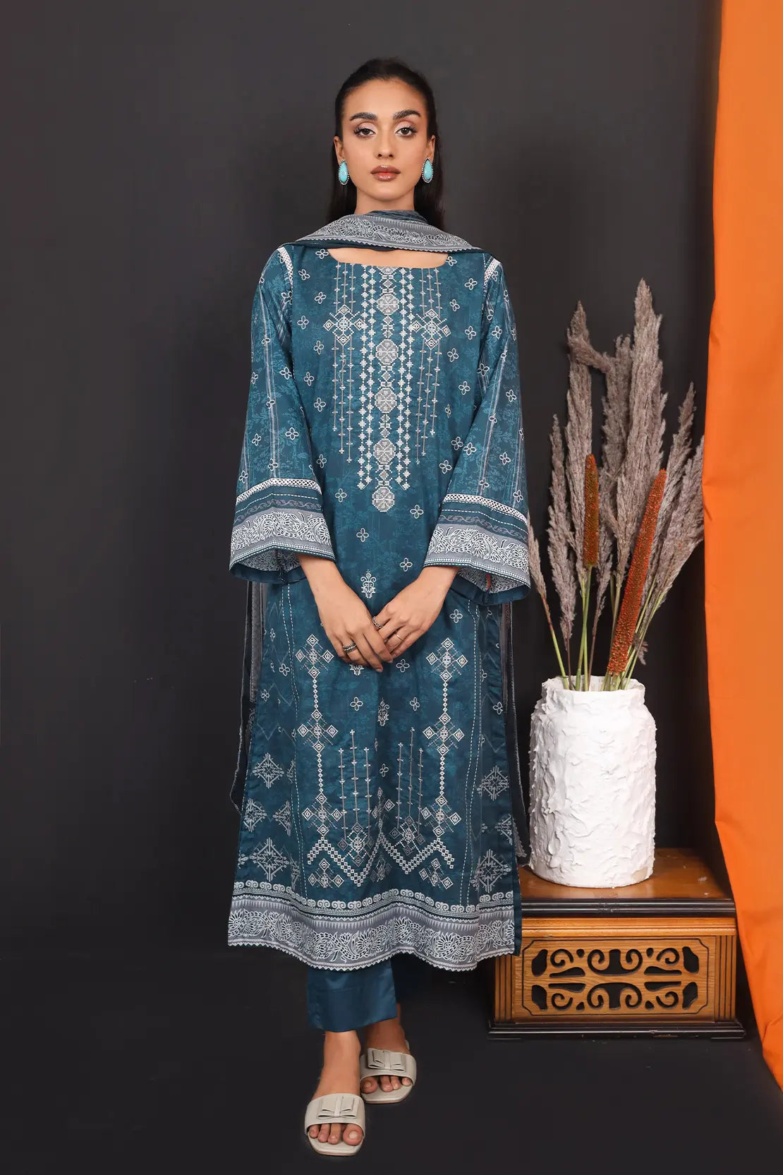 3 Piece - Embroidered Lawn - 8134