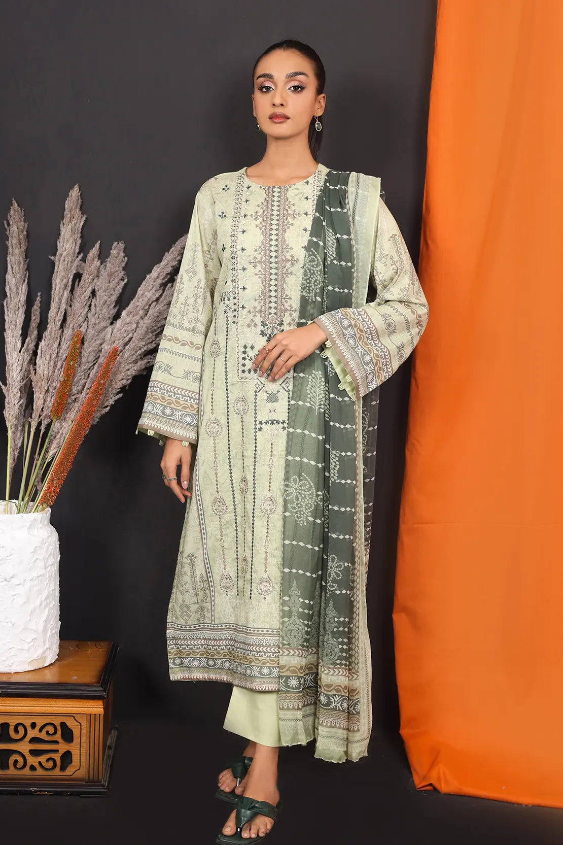 3 Piece - Embroidered Lawn - 8135