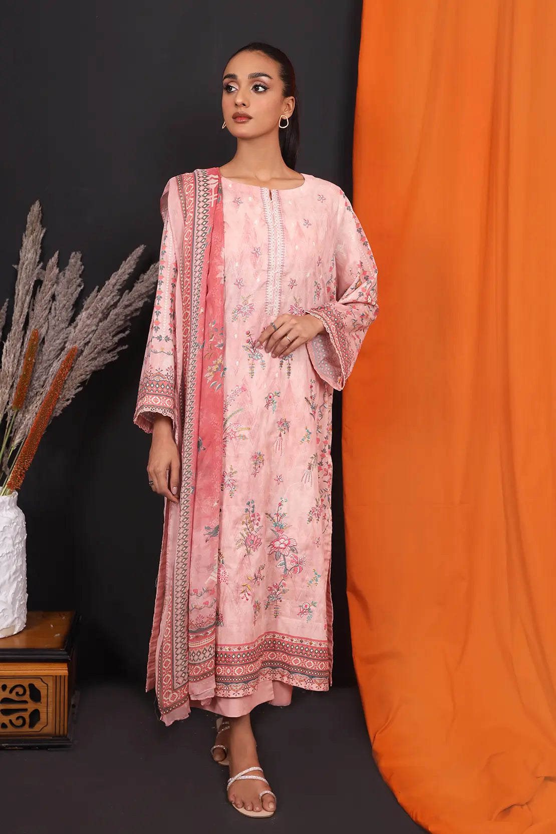 3 Piece - Embroidered Lawn - 8136