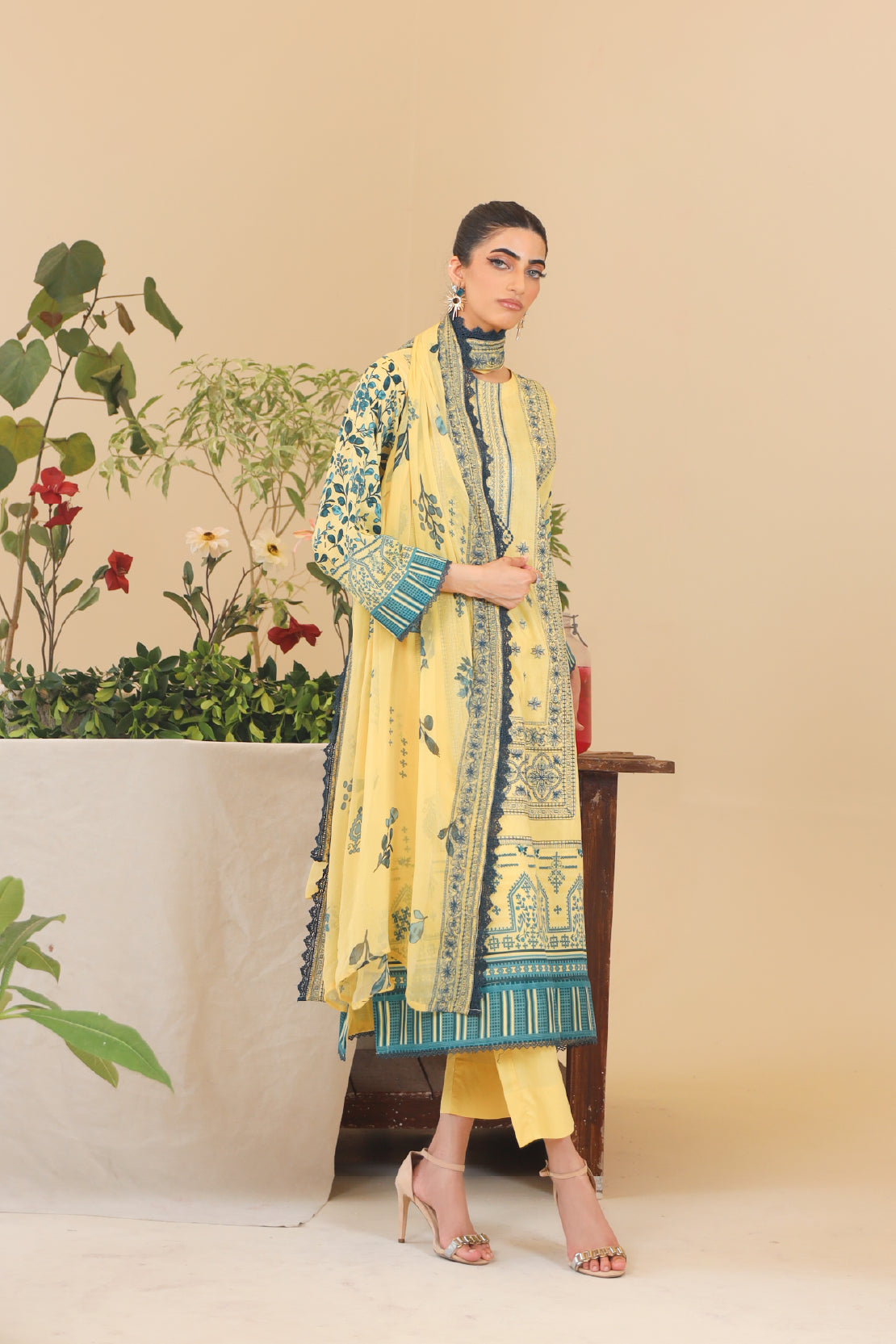 3 Piece - Premium Embroidered Lawn - 9125