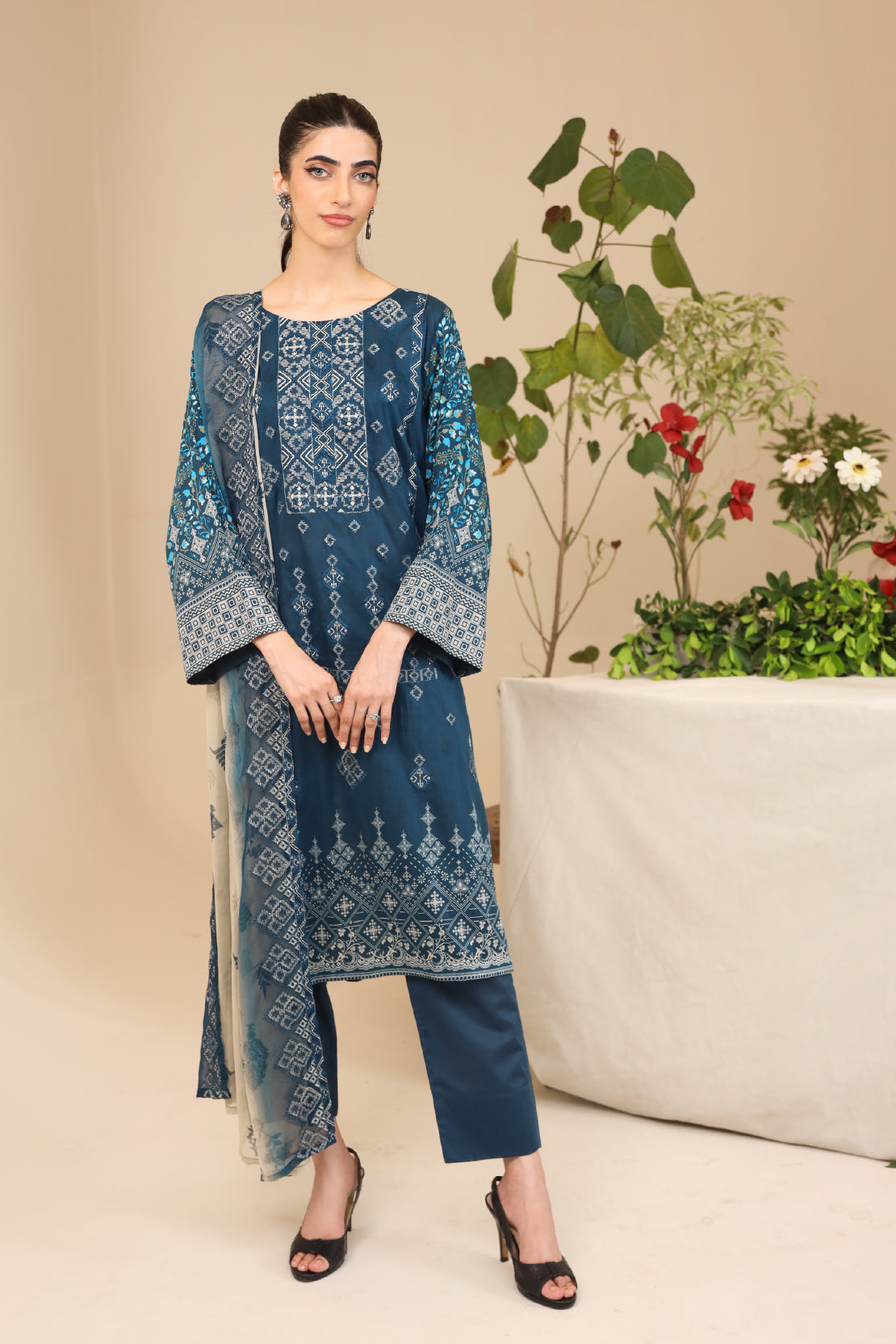 3 Piece - Premium Embroidered Lawn - 9126