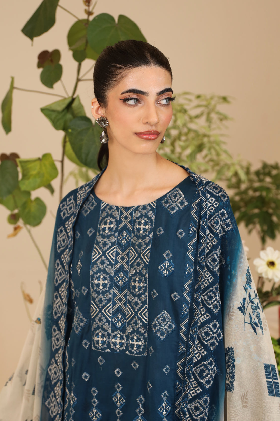 3 Piece - Premium Embroidered Lawn - 9126