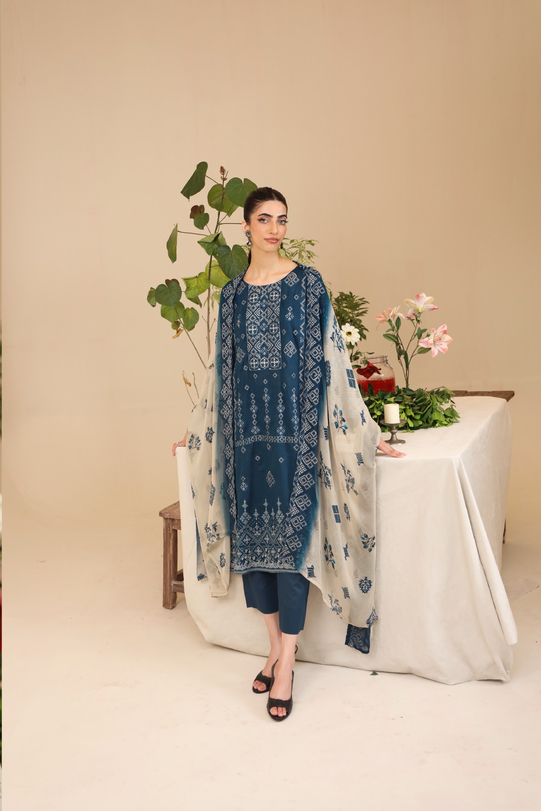 3 Piece - Premium Embroidered Lawn - 9126