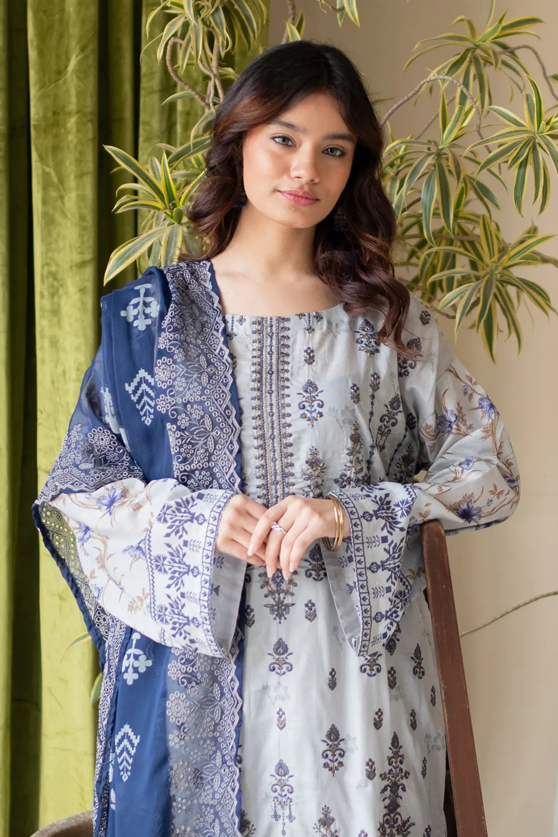 3 Piece - Embroidered Luxury Lawn - 8141