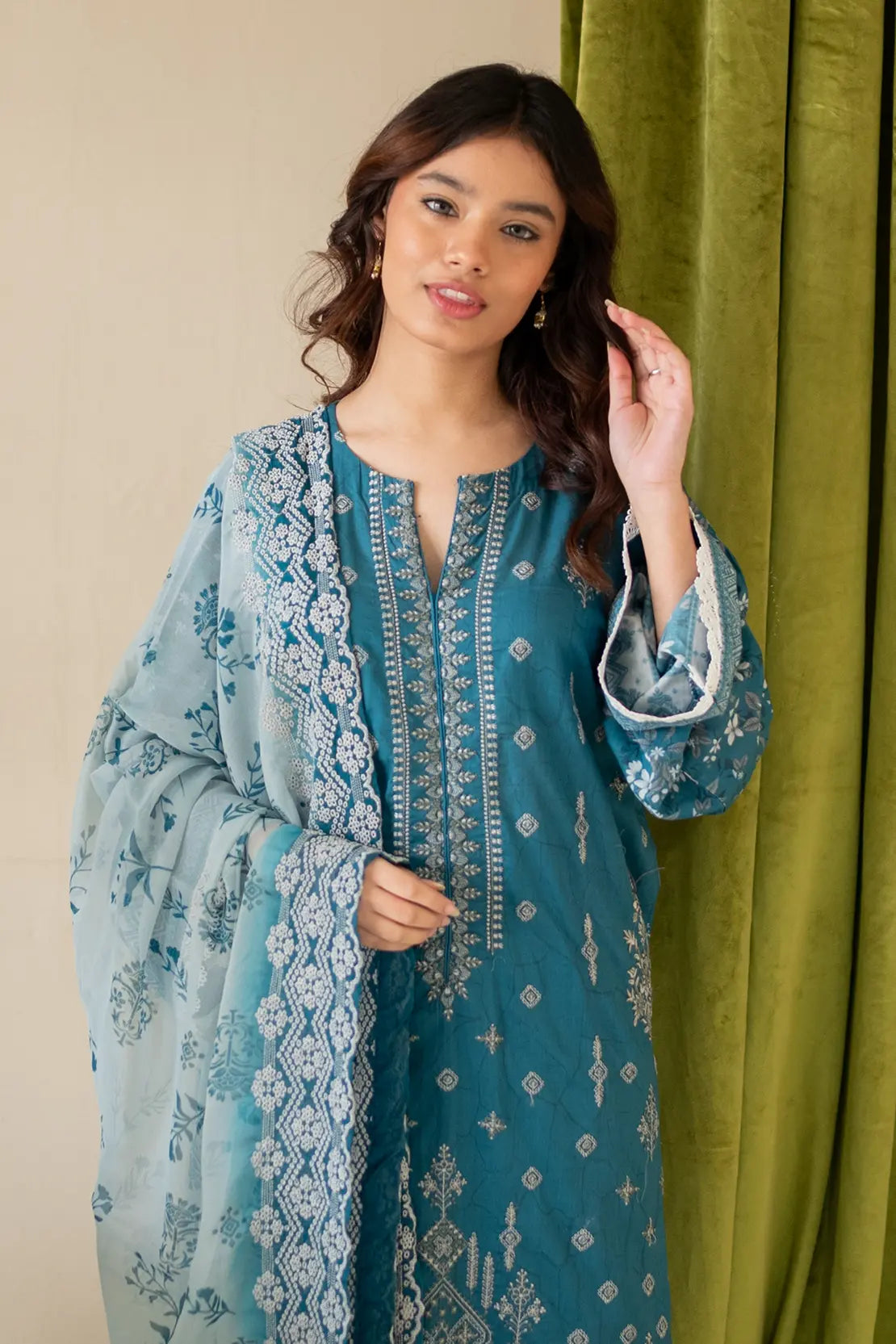 3 Piece - Embroidered Luxury Lawn - 8147