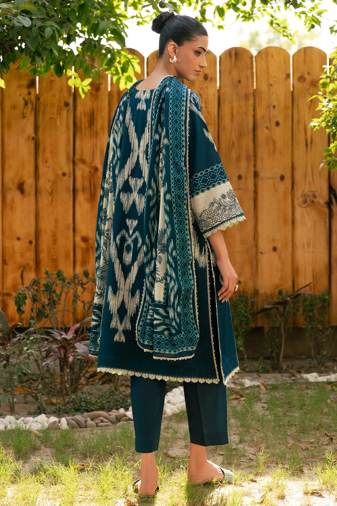 3 Piece - Premium Embroidered Lawn - 3752