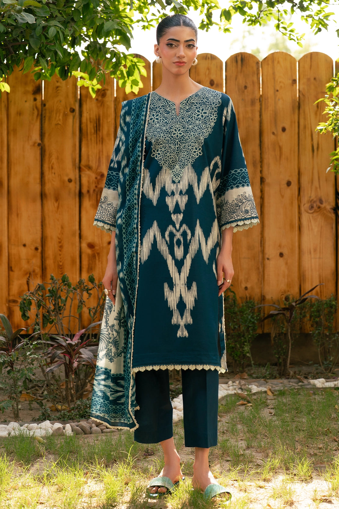 3 Piece - Premium Embroidered Lawn - 3752