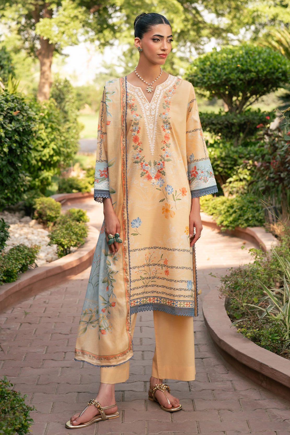 3 Piece - Premium Embroidered Lawn - 3757