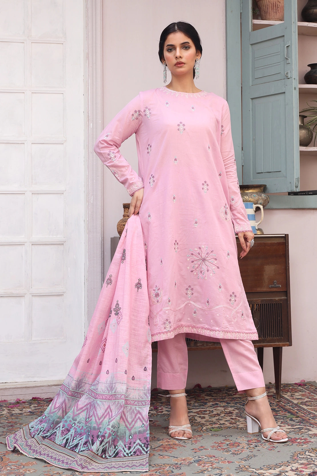 3 Piece - Premium Embroidered Lawn - 8864