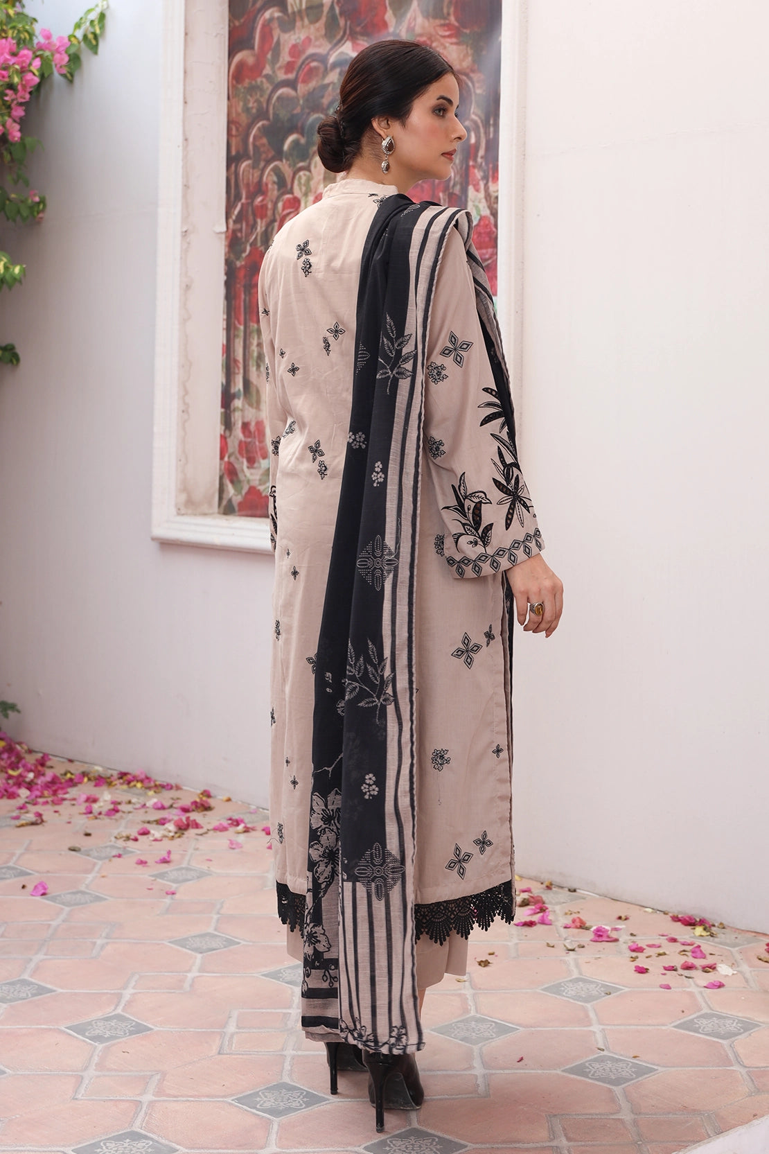 3 Piece - Premium Embroidered Lawn - 8866