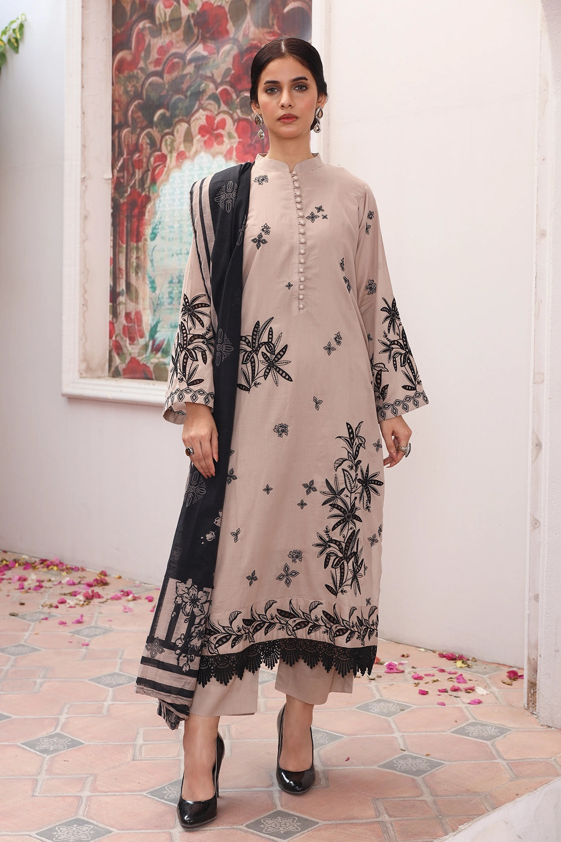 3 Piece - Premium Embroidered Lawn - 8866