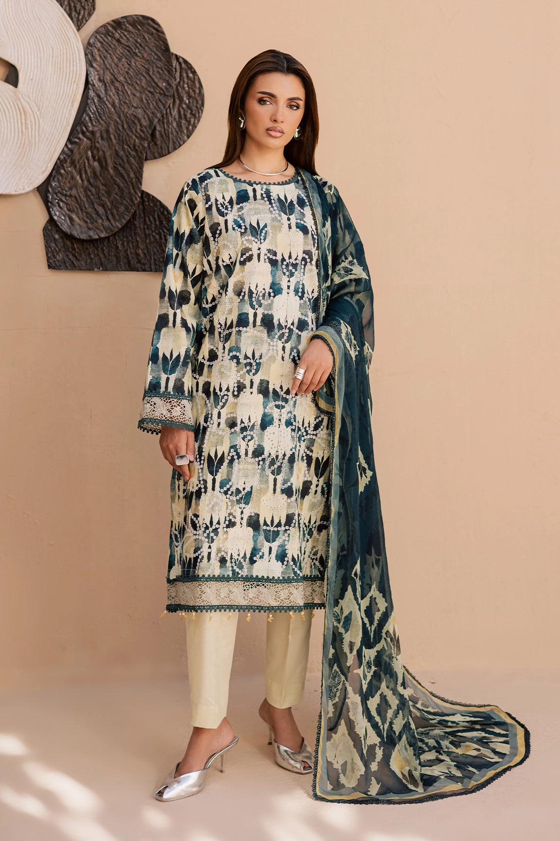 3 Piece - Premium Embroidered Lawn - 3738