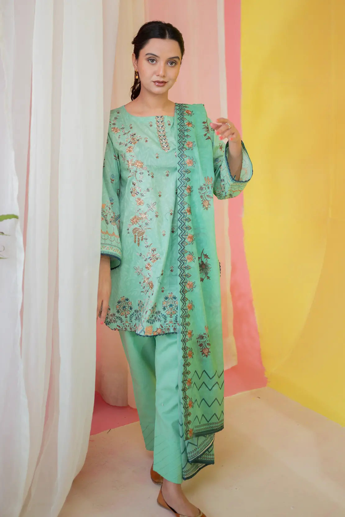 3 Piece - Embroidered Lawn - 8684