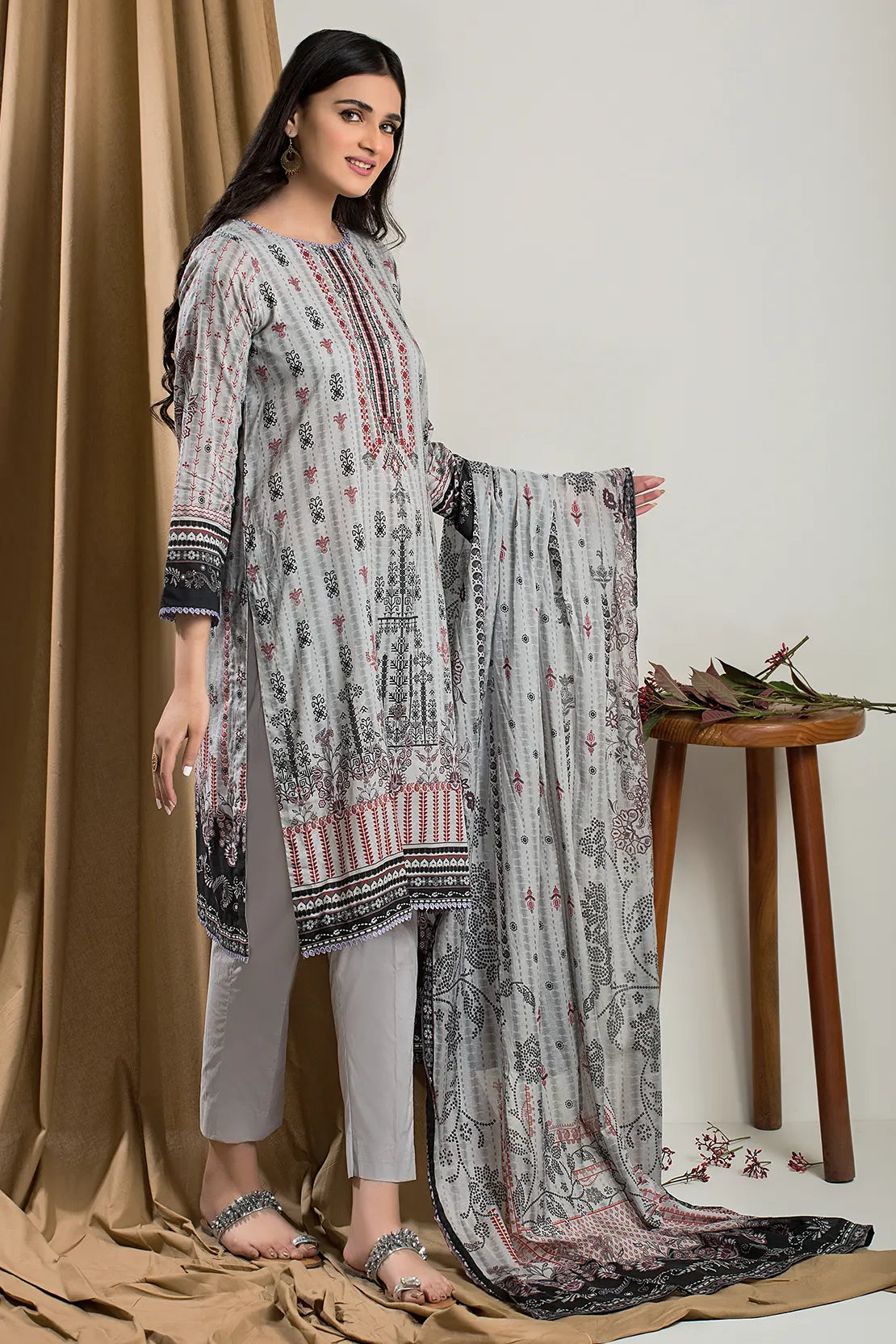 3 Piece – Basic luxury lawn 7372 – Voile Dupatta