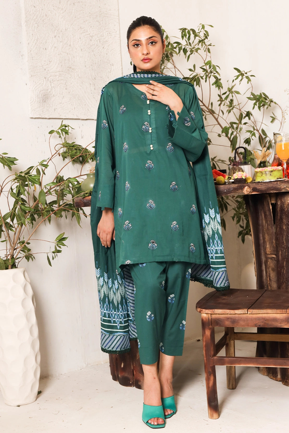 3 PIECE - PREMIUM EMBROIDERED LAWN - 8711